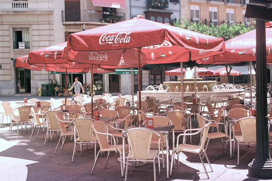 Terraza de bar con sombrillas de Coca-Cola
